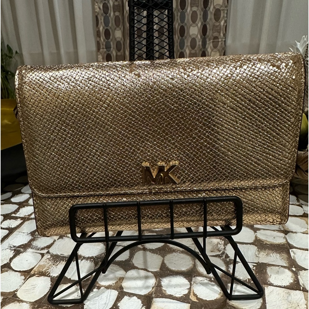 Pre-loved  Michael Kors Light Gold Leather
Mott East West wallet/Clutch